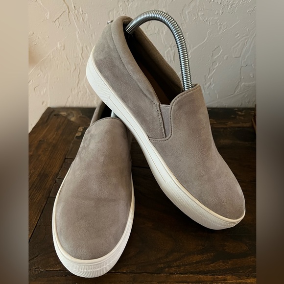 Steve Madden Sneakers Gills Grey
Suede Slip On Shoes, Women’s size 9.5 - Picture 1 of 14